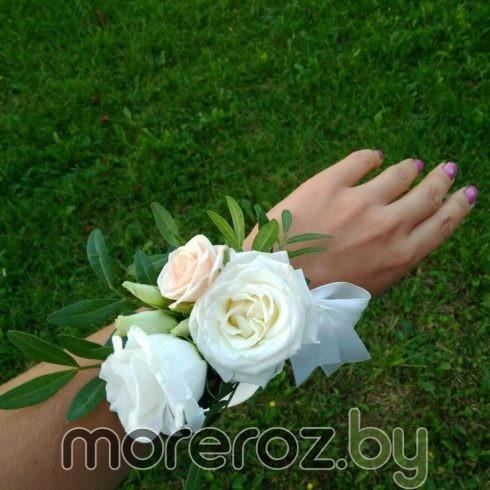 Браслет из живых цветов для свидетельницы
