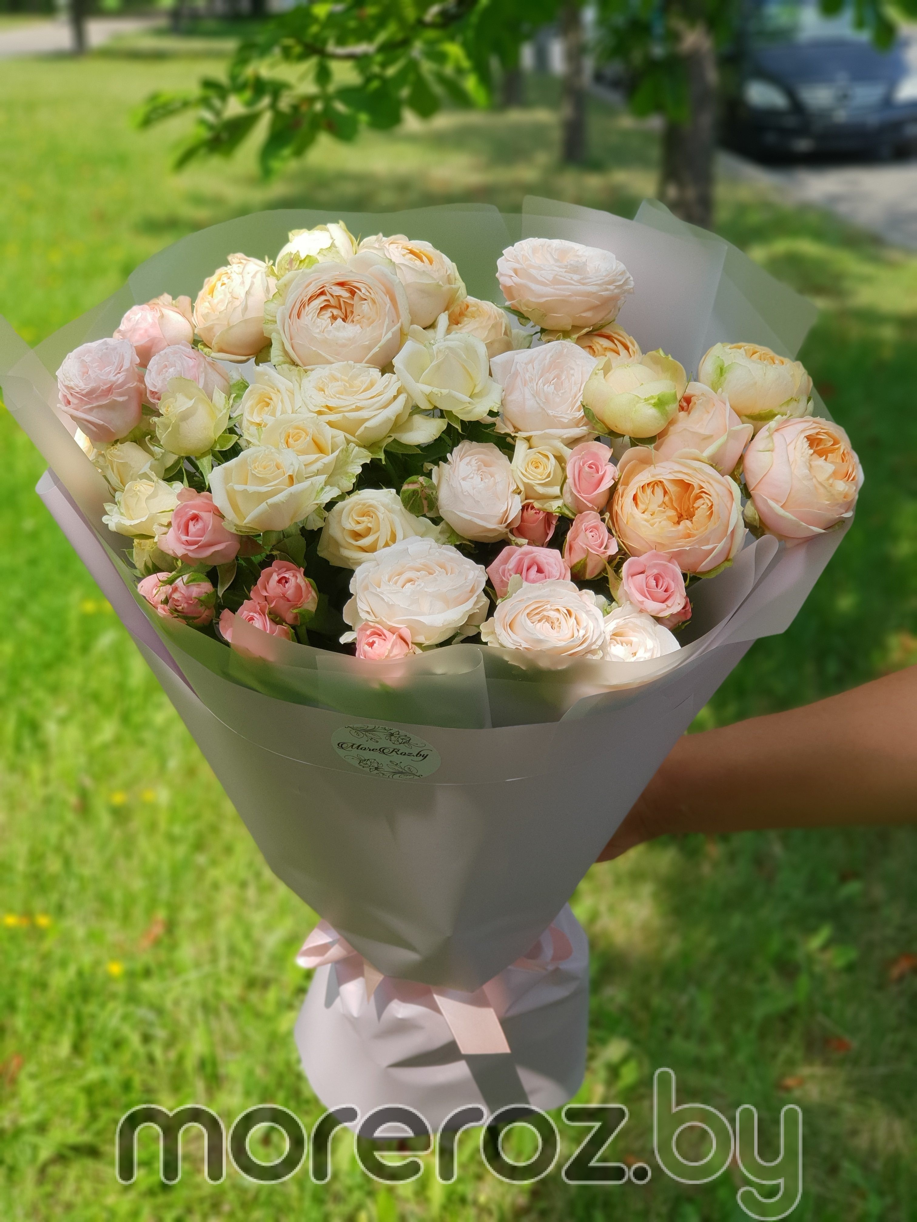 Букет кустовых роз "Нежный атлас"