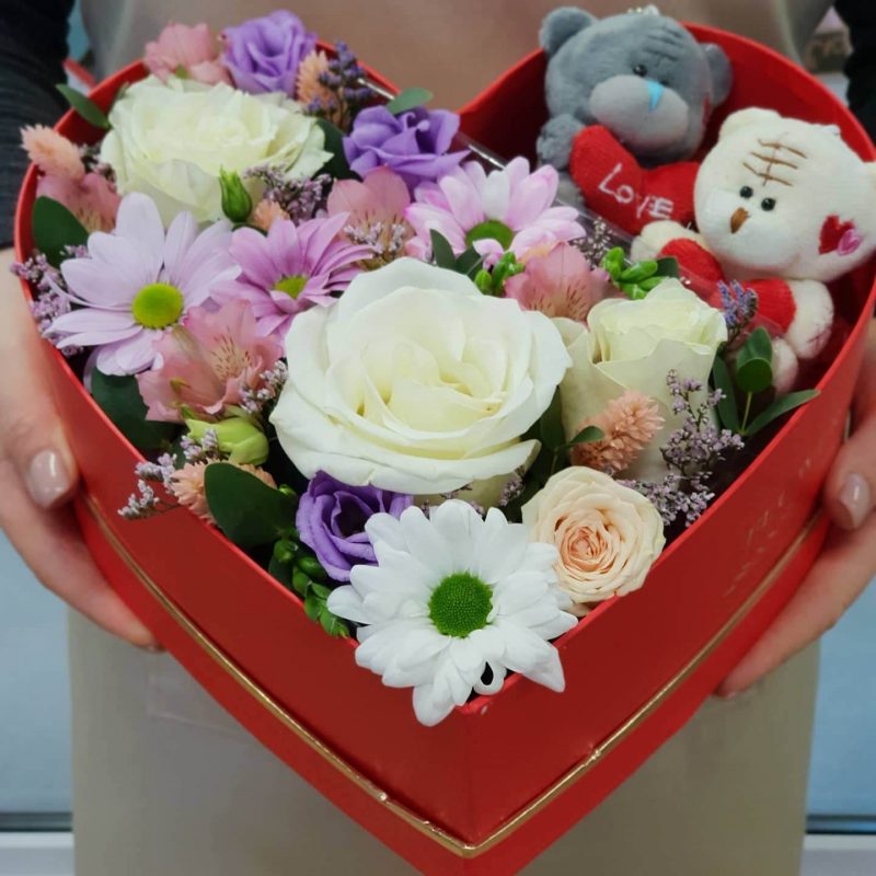 Цветы в коробке сердце