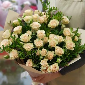 Букет кустовых роз "Ванильное небо"
