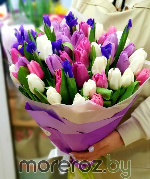 Букет тюльпанов с ирисами "Весна в подарок"