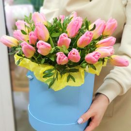Коробка с тюльпанами "Солнце в апреле"