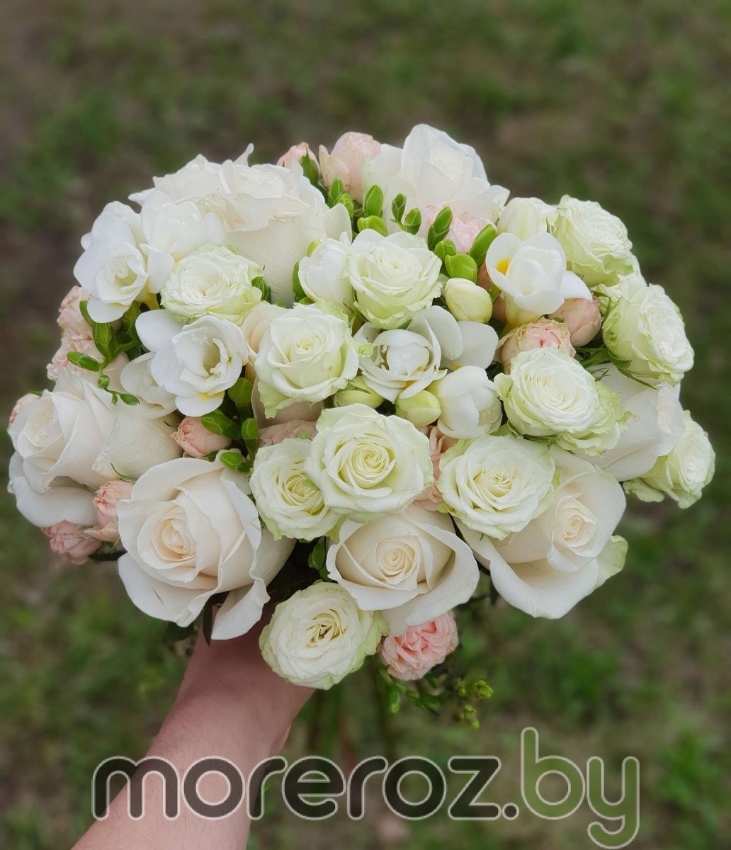 Свадебный букет с розами и фрезиями