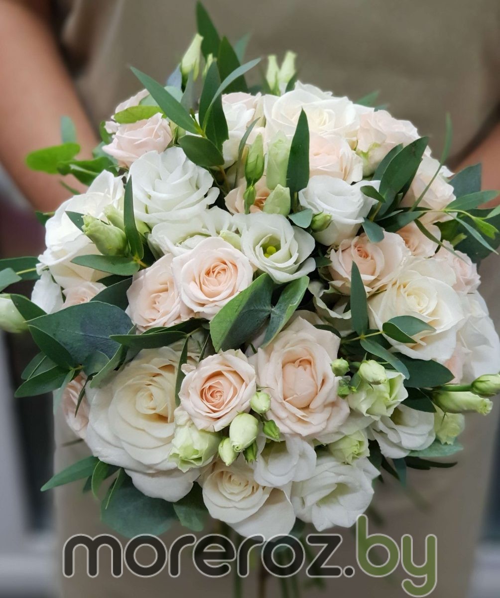 Букет невесты из пионовидных роз с белой эустомой