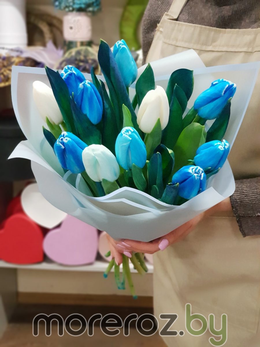 Букет бело-голубых тюльпанов