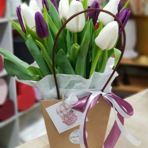 Тюльпаны в крафтовом пакете "Весенний миг "
