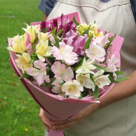 Букет-комплимент из альстромерий