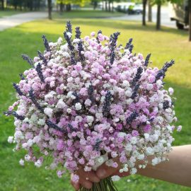 Букет невесты из лаванды и гипсофилы