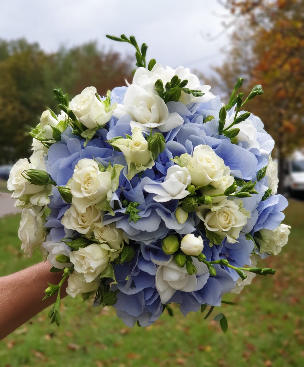 Букет невесты с голубой гортензией