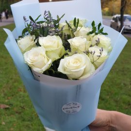 Букет из 11 белых роз с лимониумом