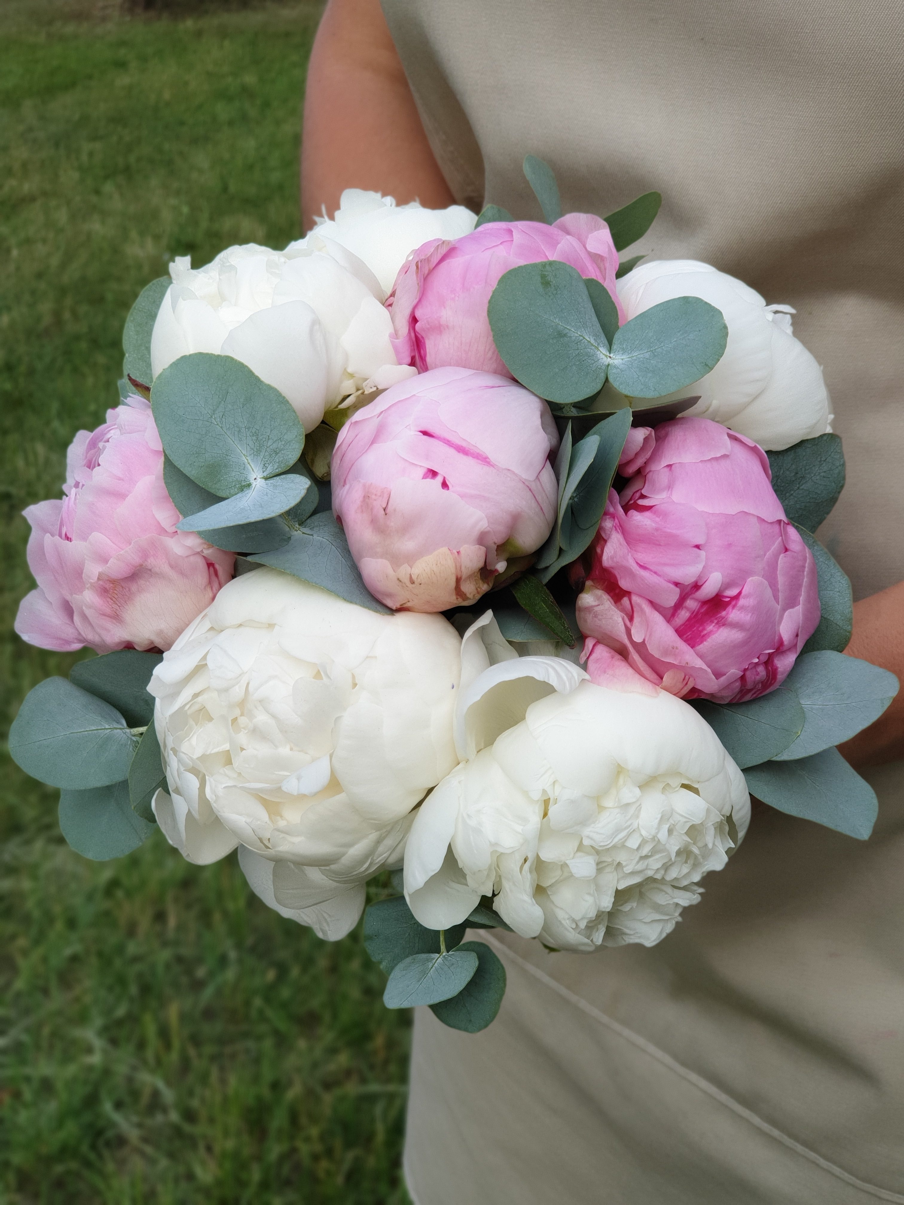 Букет невесты из бело-розовых пионов
