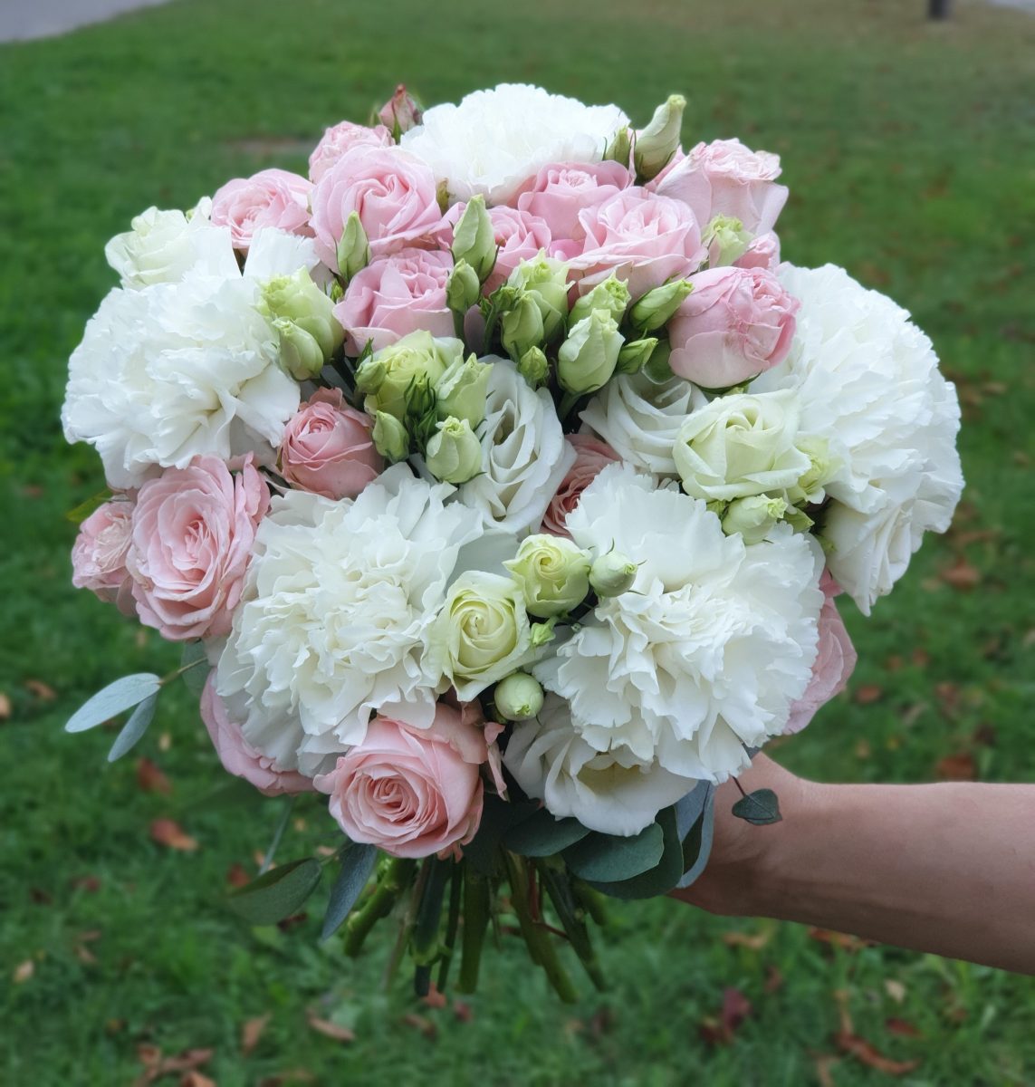 Букет невесты из пудровых пионовидных роз
