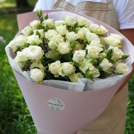 Букет белых кустовых роз