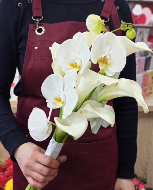 Букет невесты из калл и орхидей