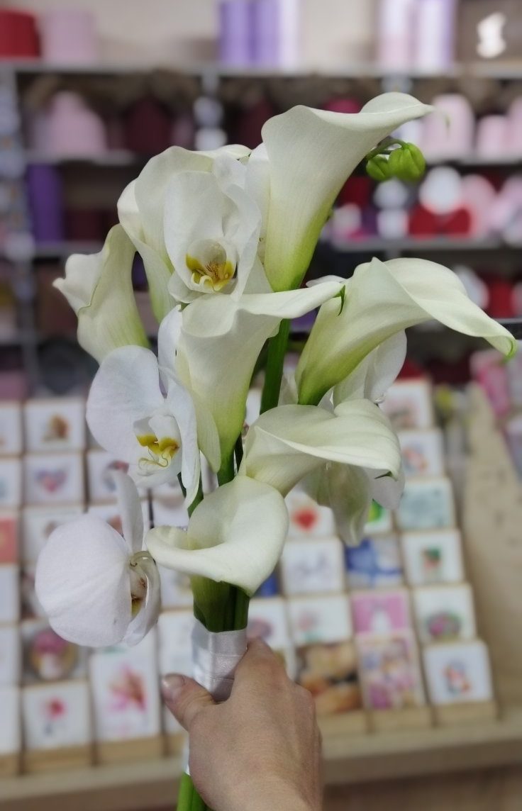 Букет невесты из калл и орхидей