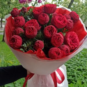Букет пионовидных роз Пиано Рэд