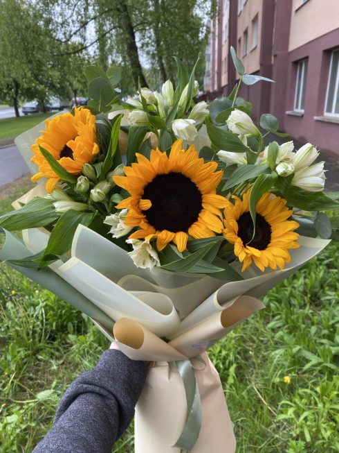 Букет подсолнухов с альстромериями