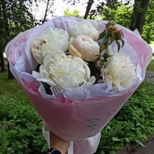 Букет белых пионов