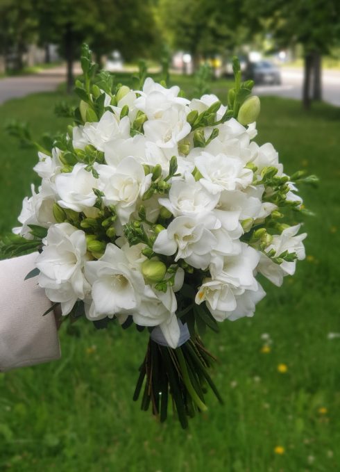 Букет невесты из белых фрезий