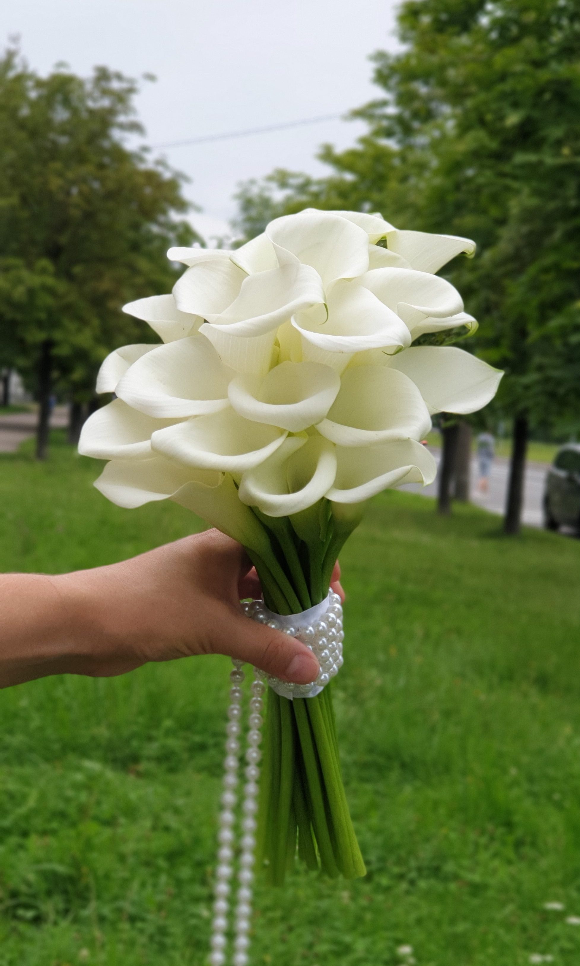 Букет невесты из калл с бусами