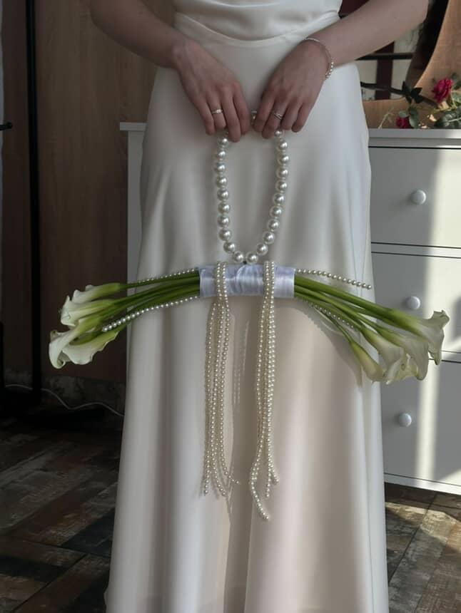 Букет невесты из калл с жемчугом