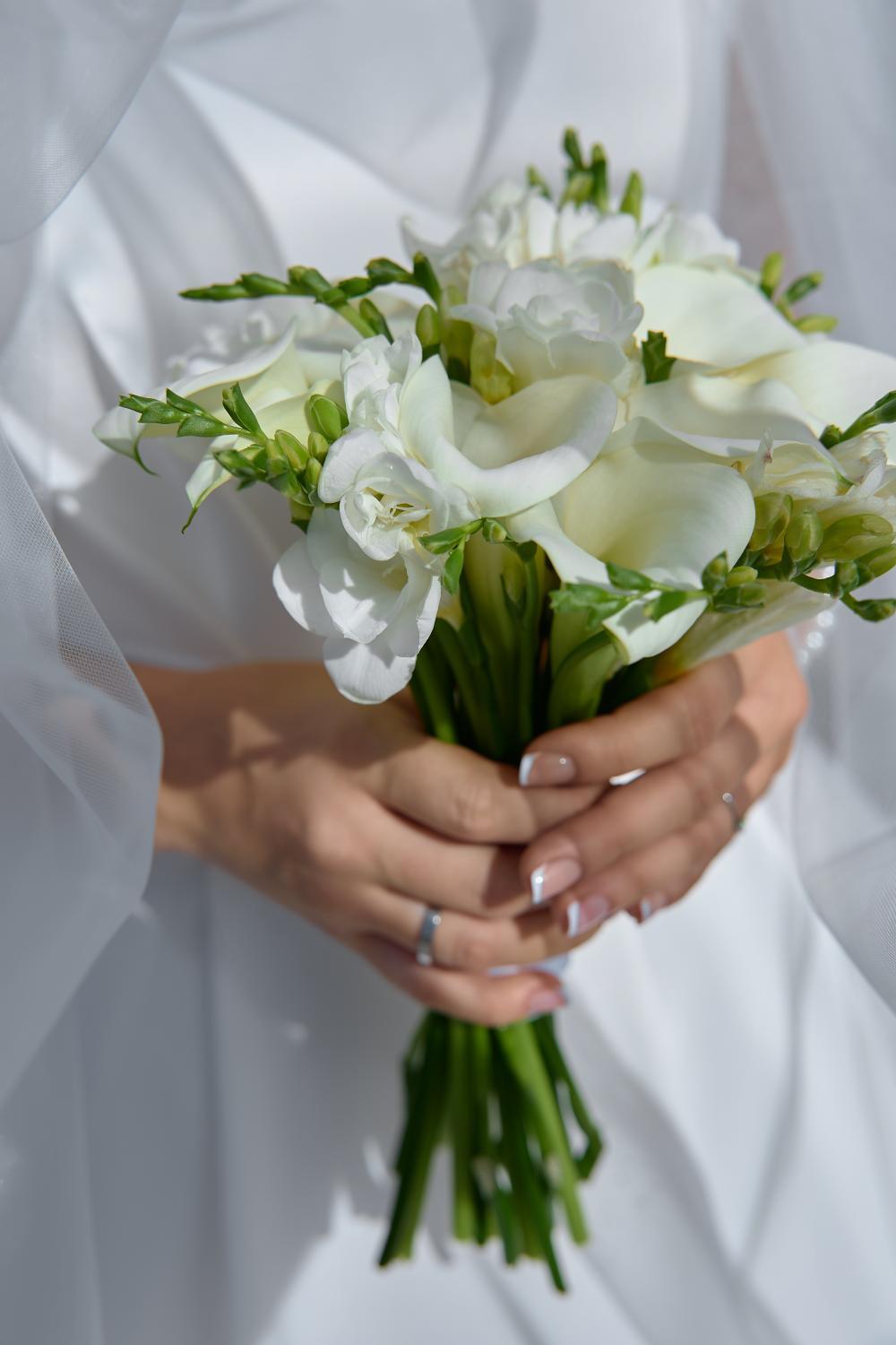 Букет невесты из калл и фрезий