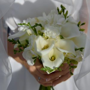 Букет невесты из калл и фрезий