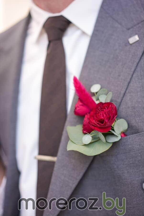 Бутоньерка с красной розой