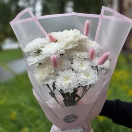 Букет-комплимент из хризантем и лагуруса