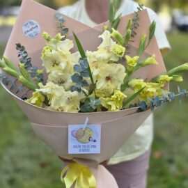 Букет лимонных гладиолусов